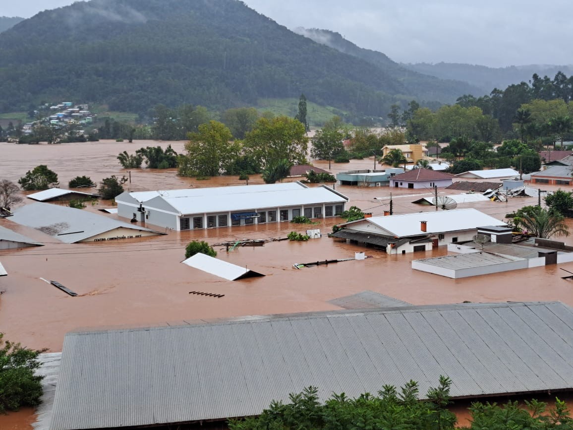 Mais uma vez, na lama: escolas em Muçum (RS), destruídas por chuvas em 2023, haviam sido reabertas pouco antes da nova inundação