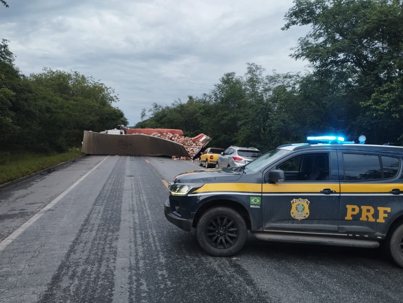 BR-251 fica interditada por mais de seis horas após acidente entre carretas e carro