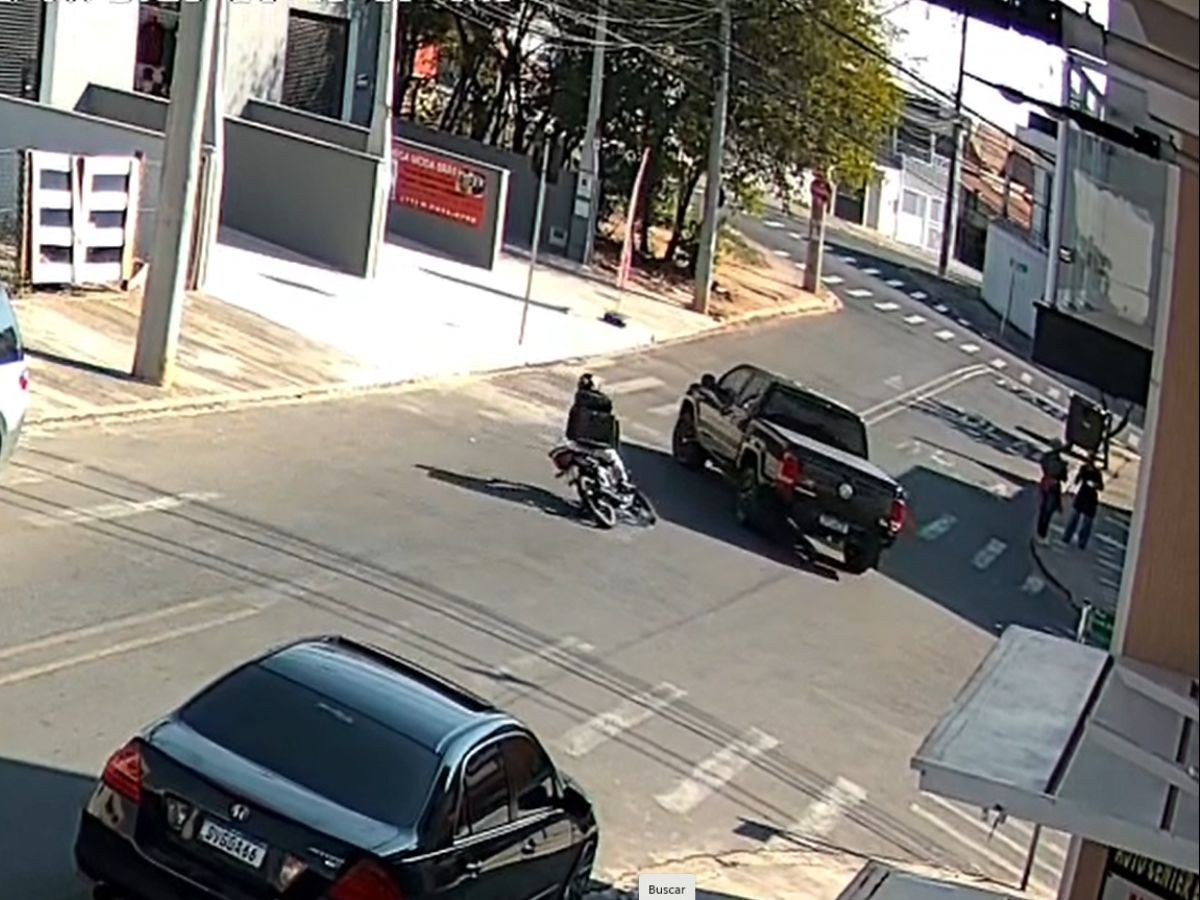 VÍDEO: caminhonete é atingida por motocicleta enquanto fazia conversão em Indaiatuba 