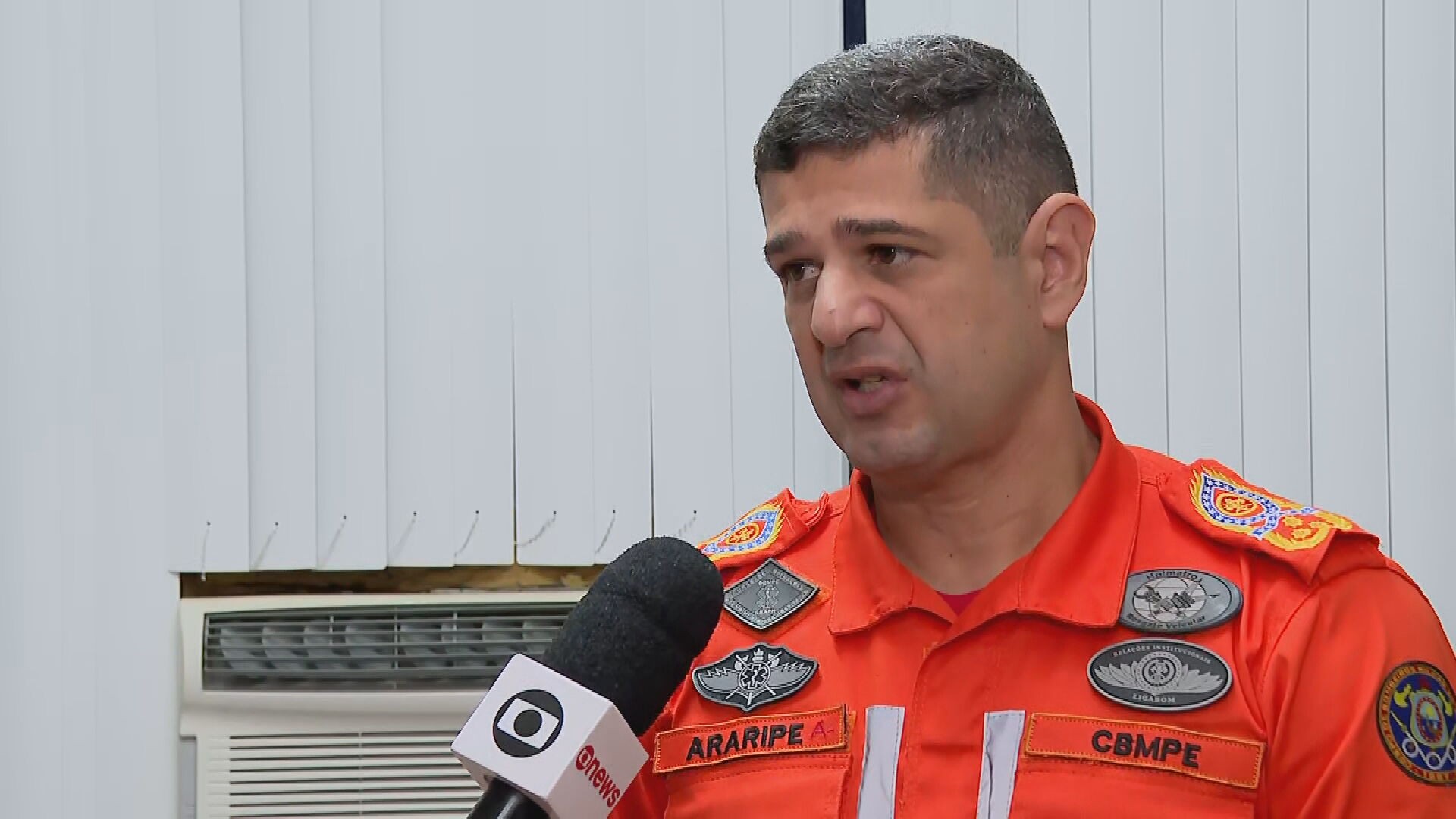 Deslizamento de terra deixa soterrados durante chuva em Olinda; criança foi resgatada e casal de idosos está desaparecido
