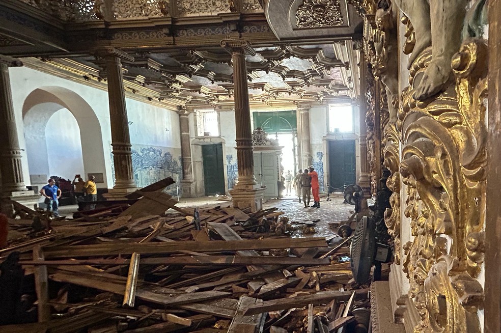 Teto da igreja de ouro desabou em Salvador — Foto: Defesa Civil de Salvador