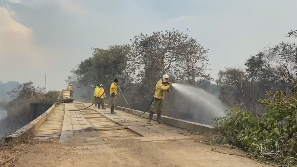 Bombeiros trabalham dia e noite para combater incêndios na rodovia Transpantaneira. — Foto: Reprodução/Bom Dia Brasil