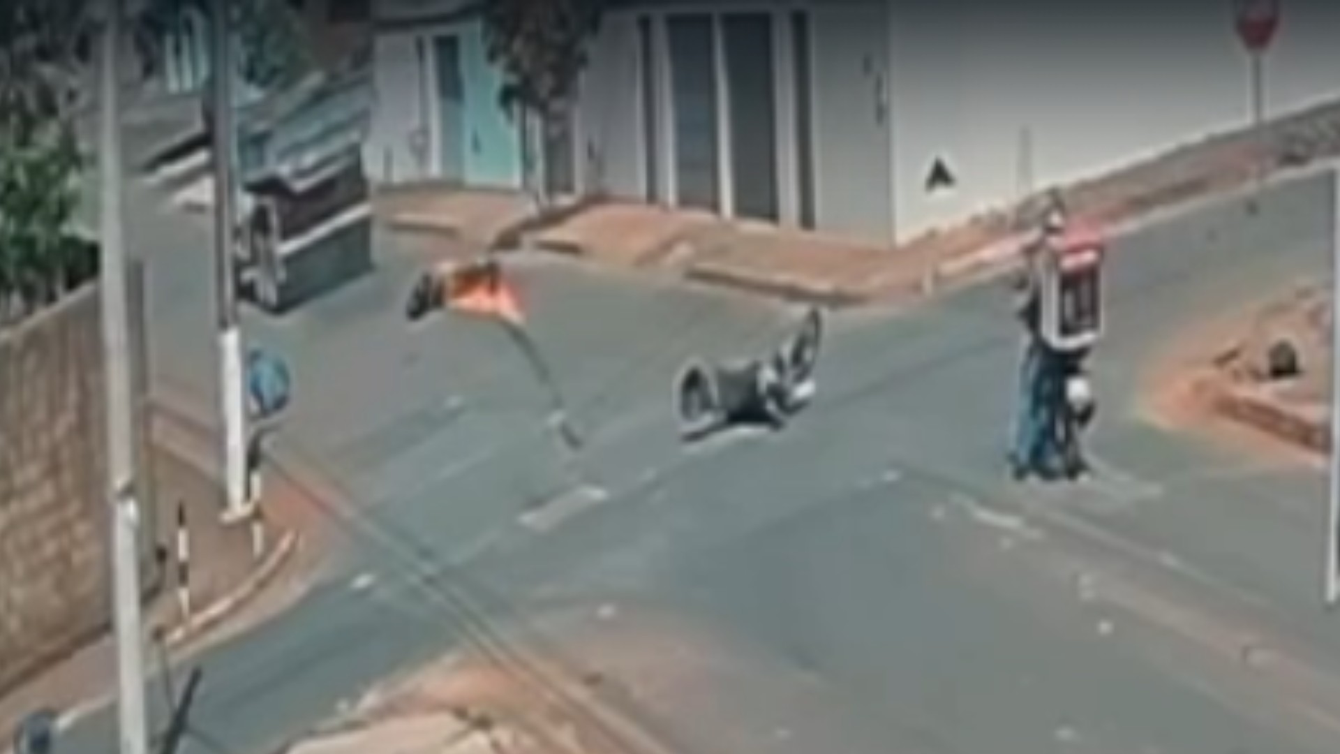 VÍDEO: Motociclistas batem em cruzamento e moto pega fogo em MG