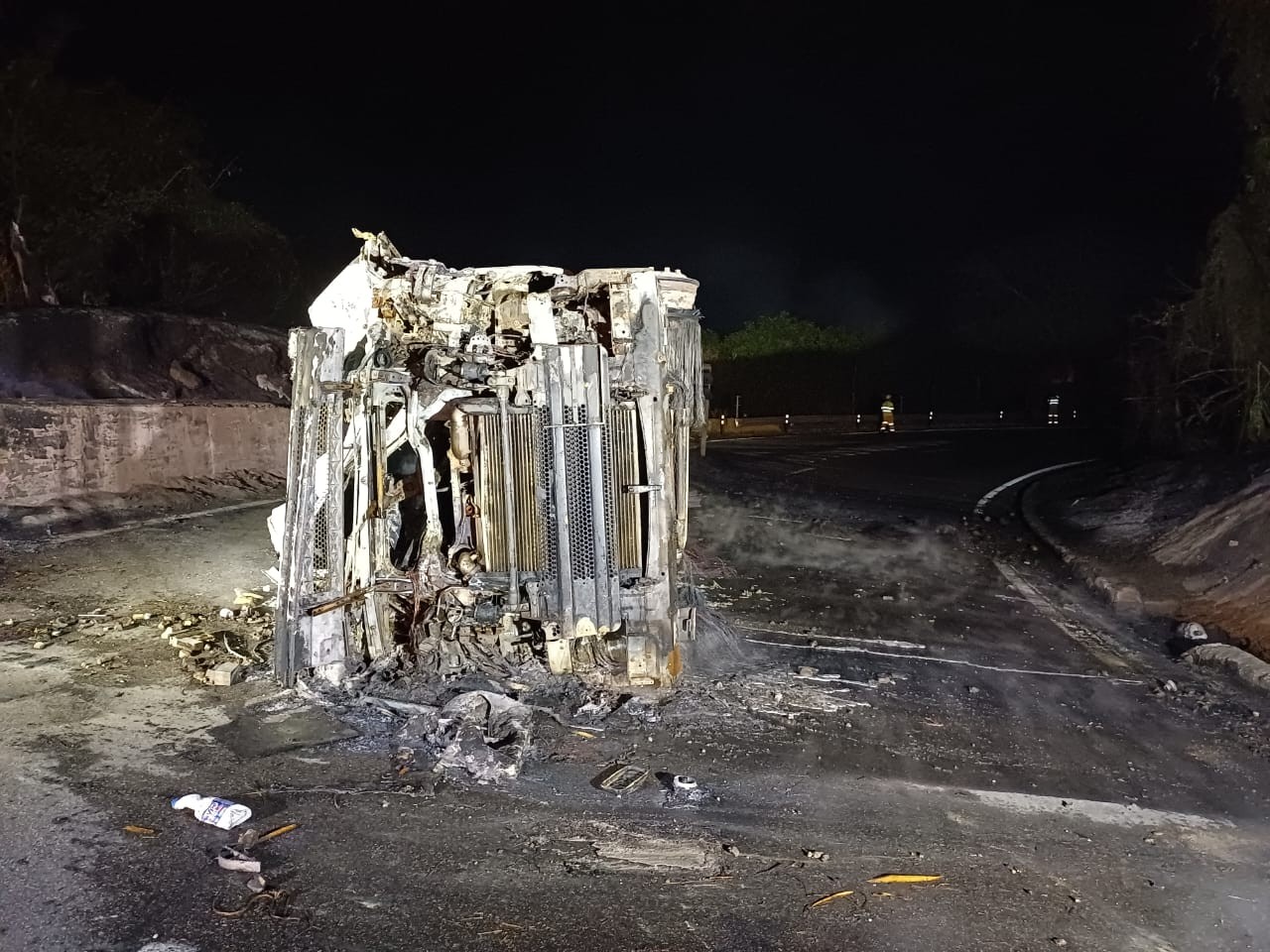 Descida da Serra das Araras está interditada há quase 14h após acidente com caminhão carregado de etanol; pista sentido SP está em siga e pare