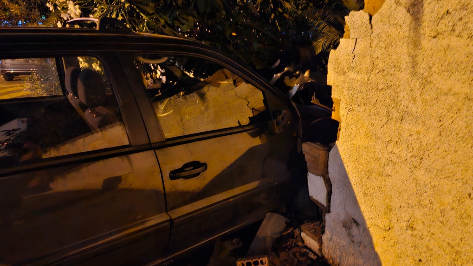 Idosa colide carro contra muro de residência na Avenida Joaquim André em Dracena