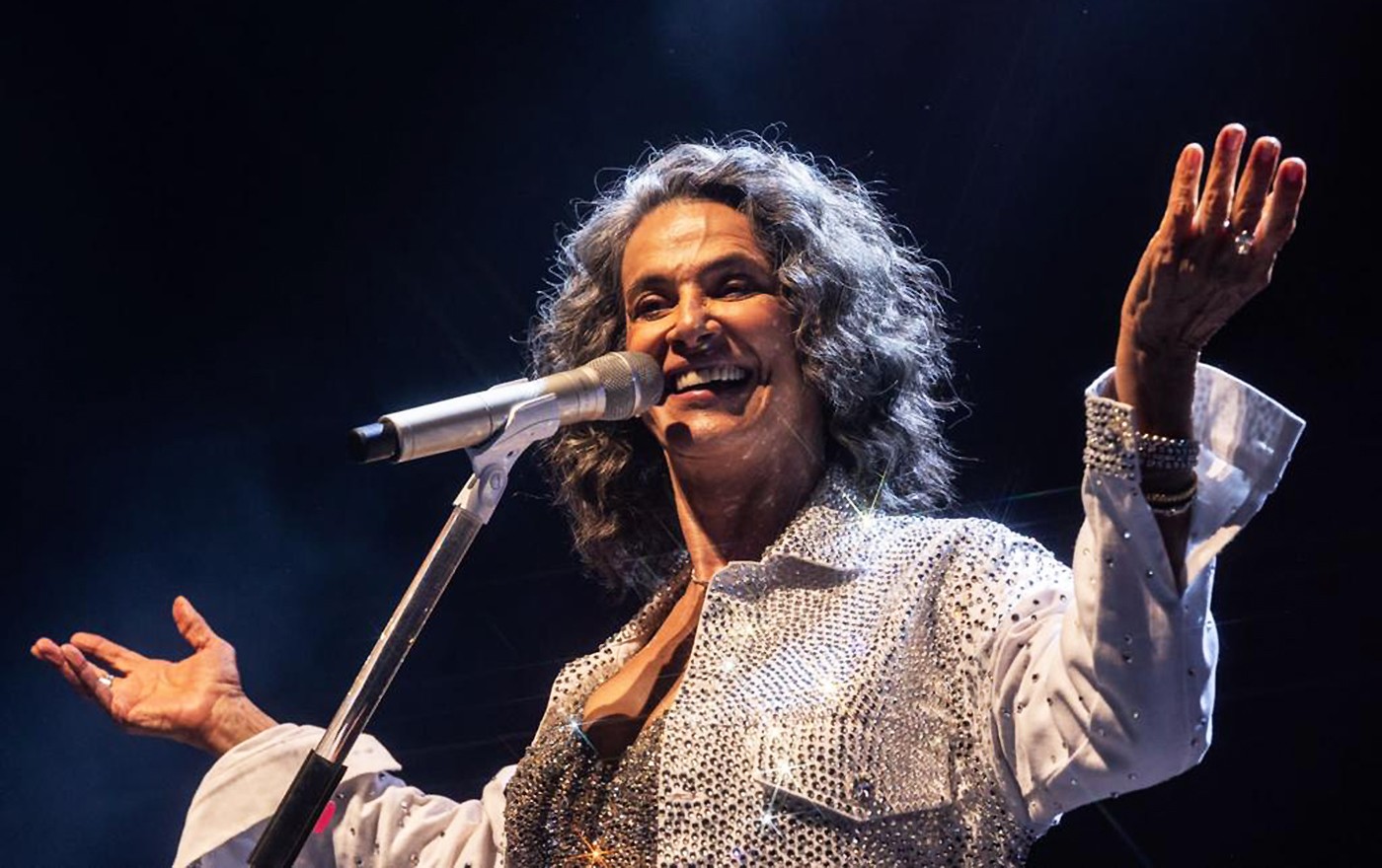 Simone canta balada em espanhol no retorno do show 'Tô voltando' ao Rio para festejar prêmio do Grammy Latino