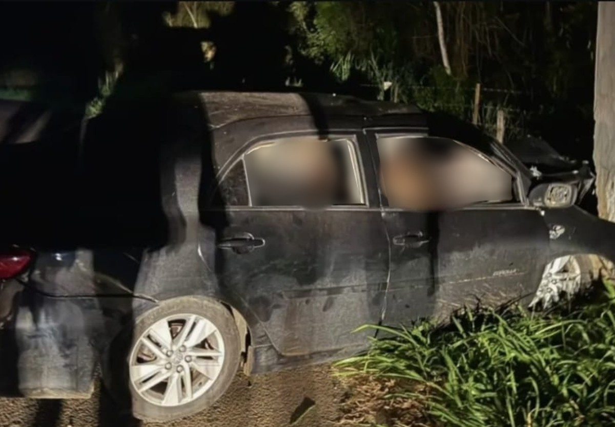 Motorista morre e duas pessoas ficam feridas após carro bater em poste em Três Rios