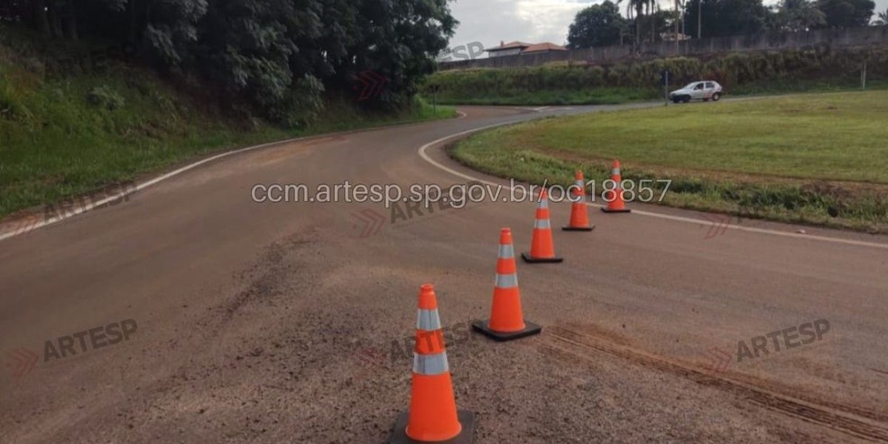 Alça de acesso foi totalmente interditada no sentido sul, e o tráfego está sendo desviado para o dispositivo de retorno no km 07 após acidente na SP-327 — Foto: Artesp/Divulgação