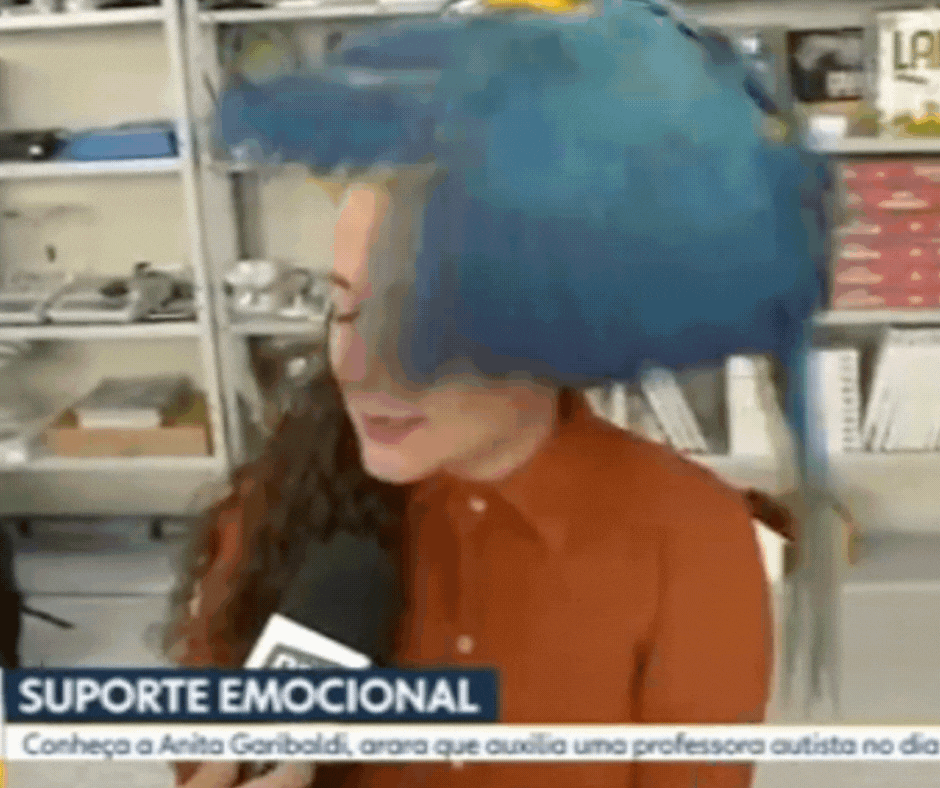 Arara de suporte emocional vira estrela ao subir na cabeça de entrevistada em telejornal de SC