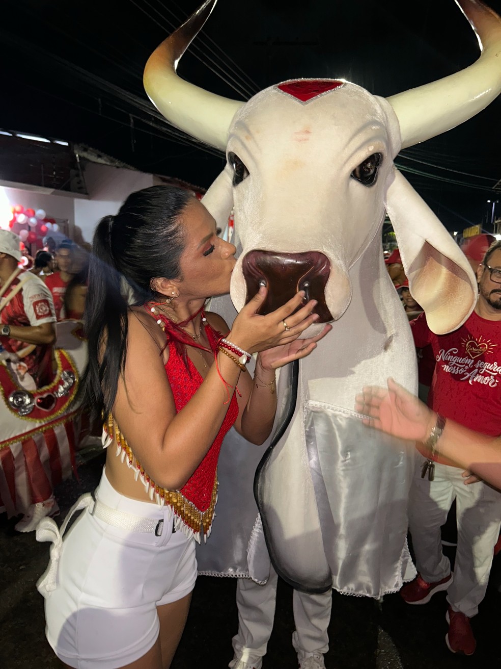 Isabelle Alcântara com o Boi Garantido. — Foto: Reprodução/Redes Sociais