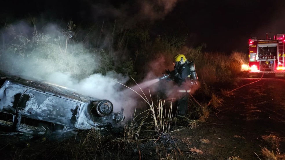 Carro sai da pista, capota e motorista consegue fugir antes de ve&iacute;culo pegar fogo em MG &mdash; Foto: Corpo de Bombeiros/Divulga&ccedil;&atilde;o
