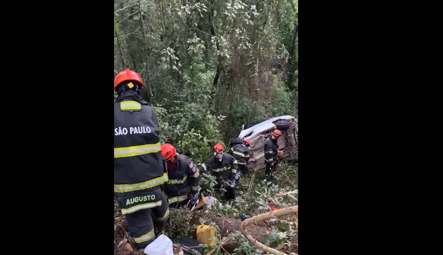 Motorista morre após cair em ribanceira e ficar preso às ferragens de carro em Piracicaba
