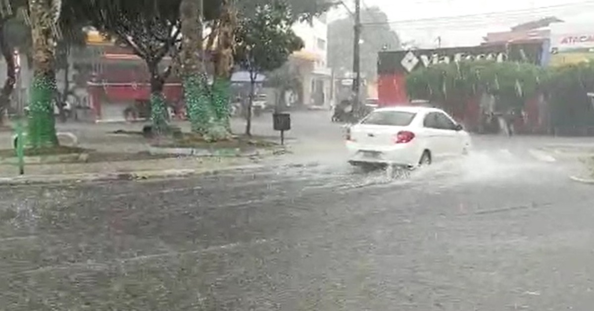 Forte Chuva Deixa Ruas Alagadas Família Desabrigada E Causa Deslizamento De Encosta Em 