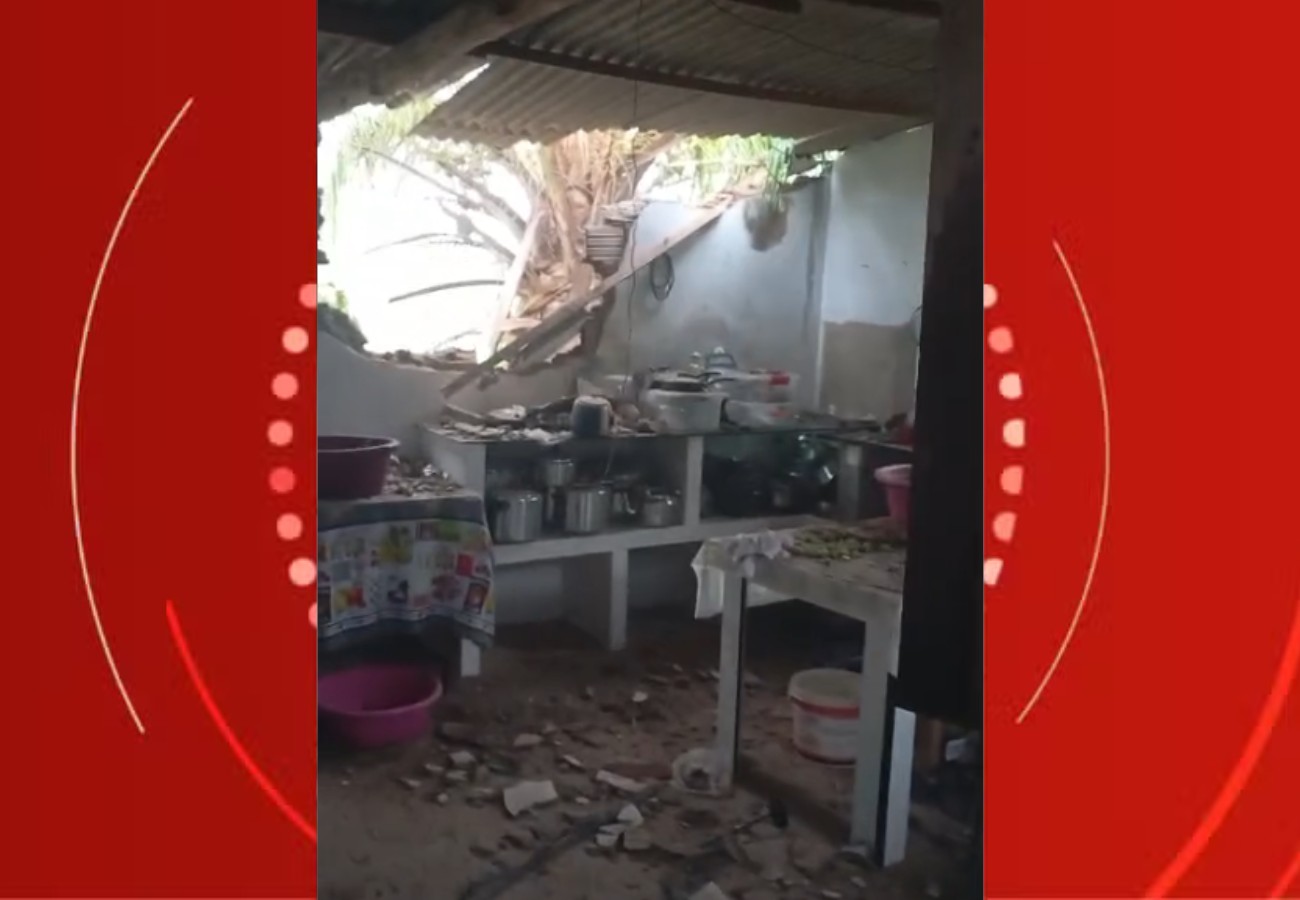 Raio atinge casa em Caruaru e família escapa de tragédia por estar fora tomando banho de chuva