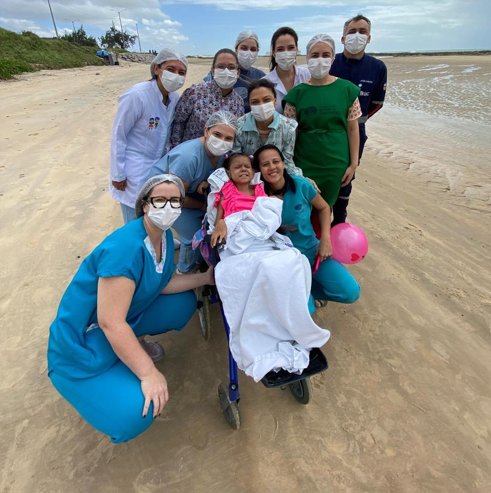 Equipe de hospital se mobiliza para paciente de UTI pediátrica realizar sonho de conhecer o mar em Natal — Foto: Divulgação