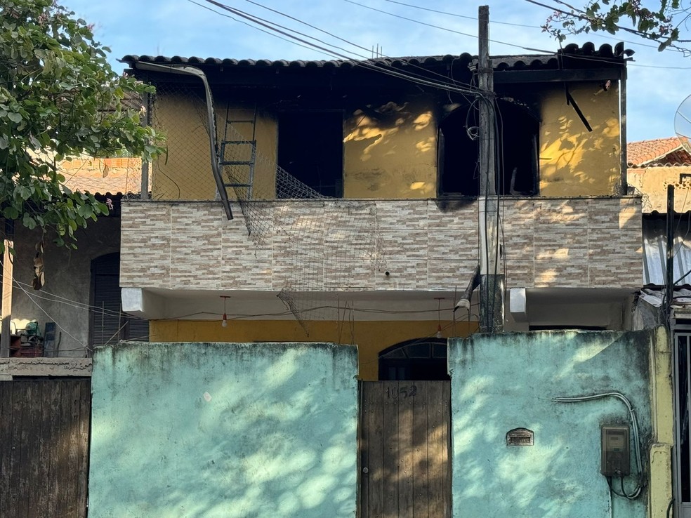 Casa da família em Jacarepaguá, onde adolescente matou os pais adotivos a marteladas — Foto: Rafael Nascimento / g1