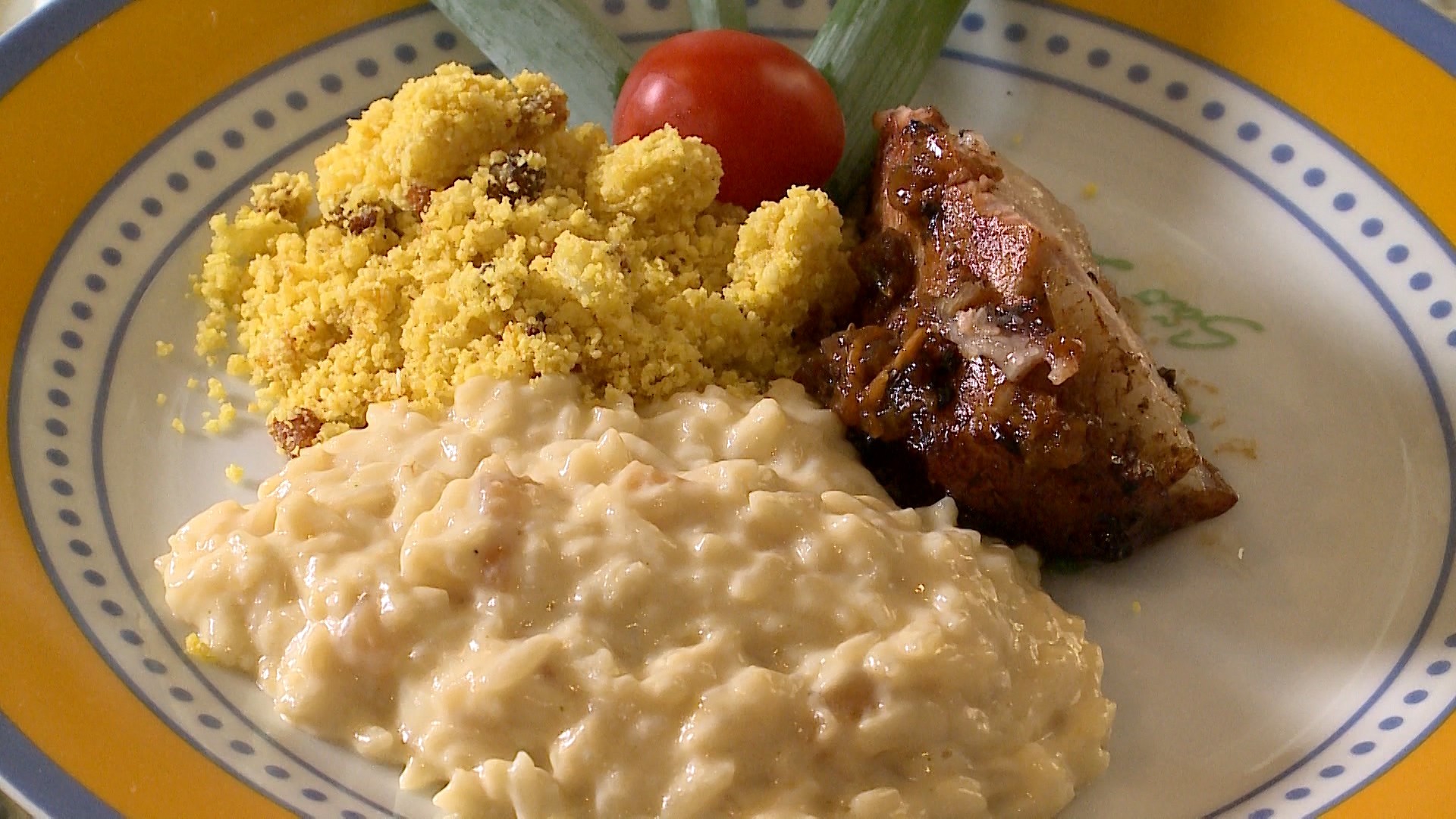 Sabor de Natal: farofa colorida com abacaxi, bacon e uva-passa para surpreender