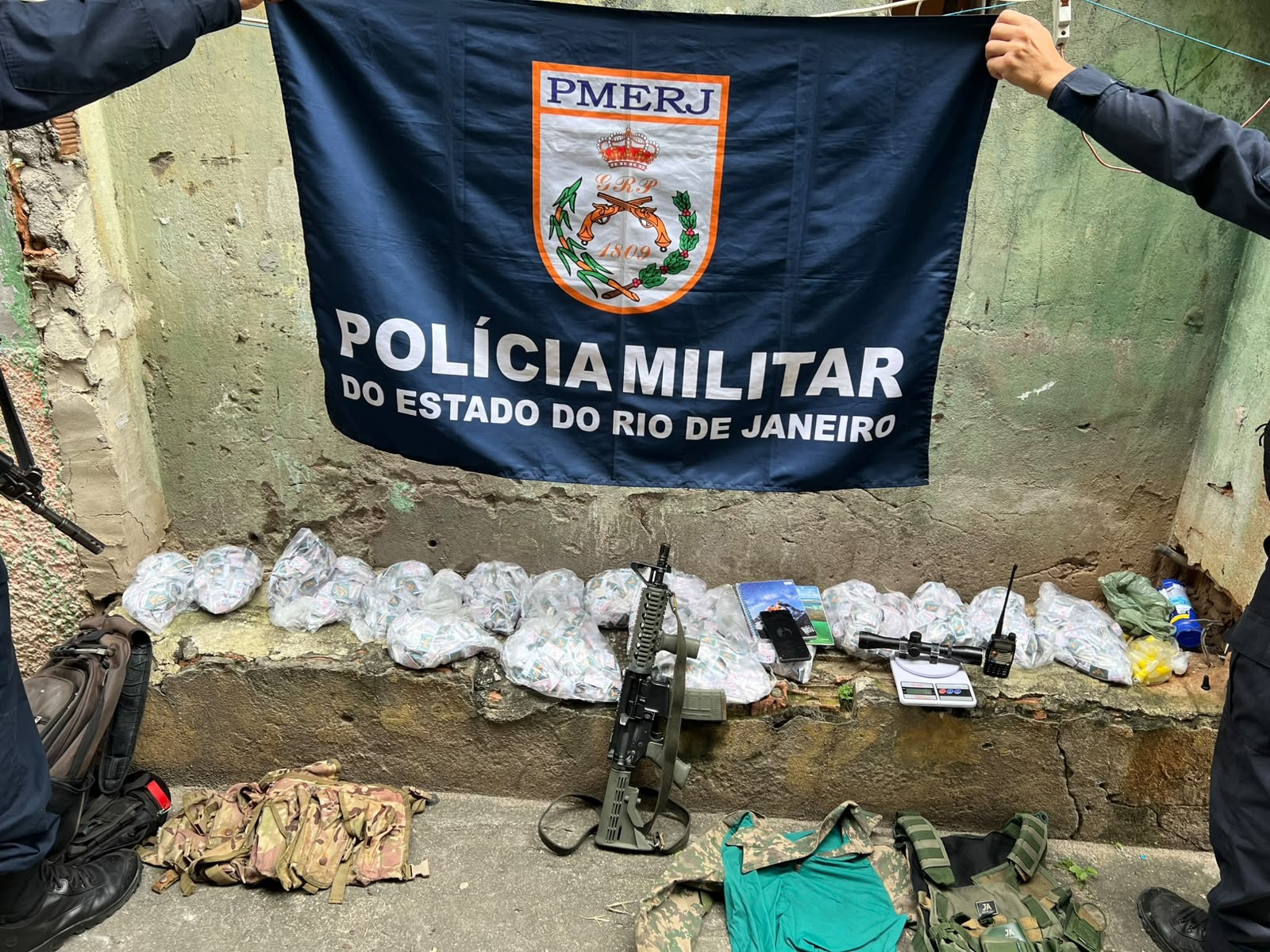 PM prende 5 em operação na Vila Kennedy, em Bangu; dois fuzis são apreendidos