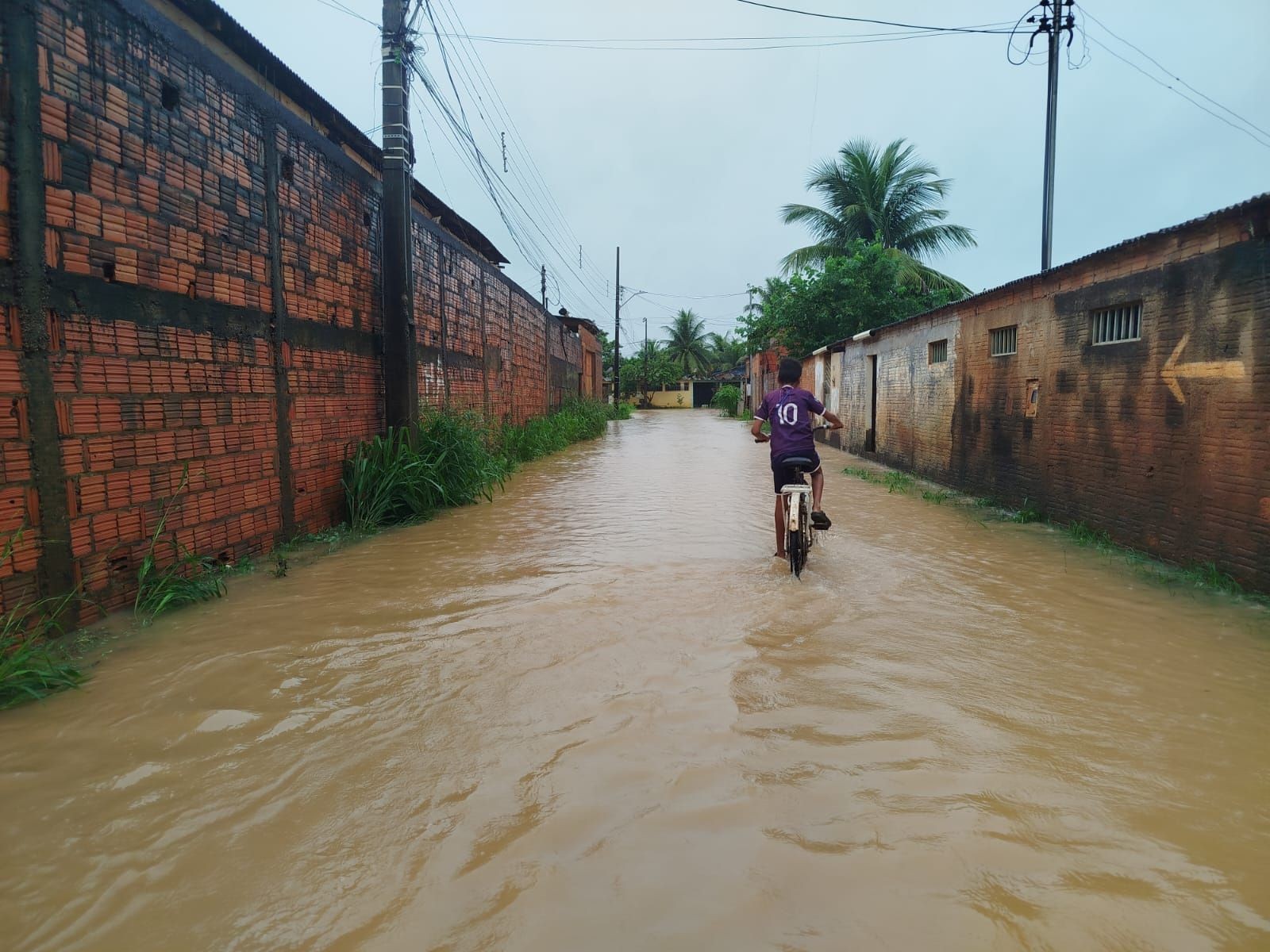 Com mais de 70 milímetros de chuva, bairros registram alagamentos e nível de rio aumenta em Rio Branco; VÍDEO