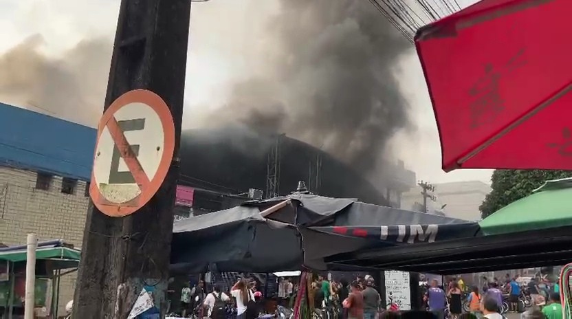 Incêndio atinge Centro Comercial de Passagem, em João Pessoa