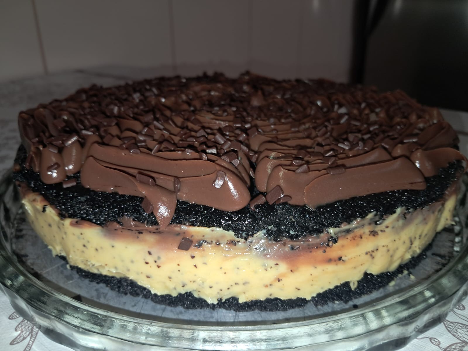 Com sabor marcante de maracujá e cobertura de chocolate, aprenda receita de Bolo Recheado