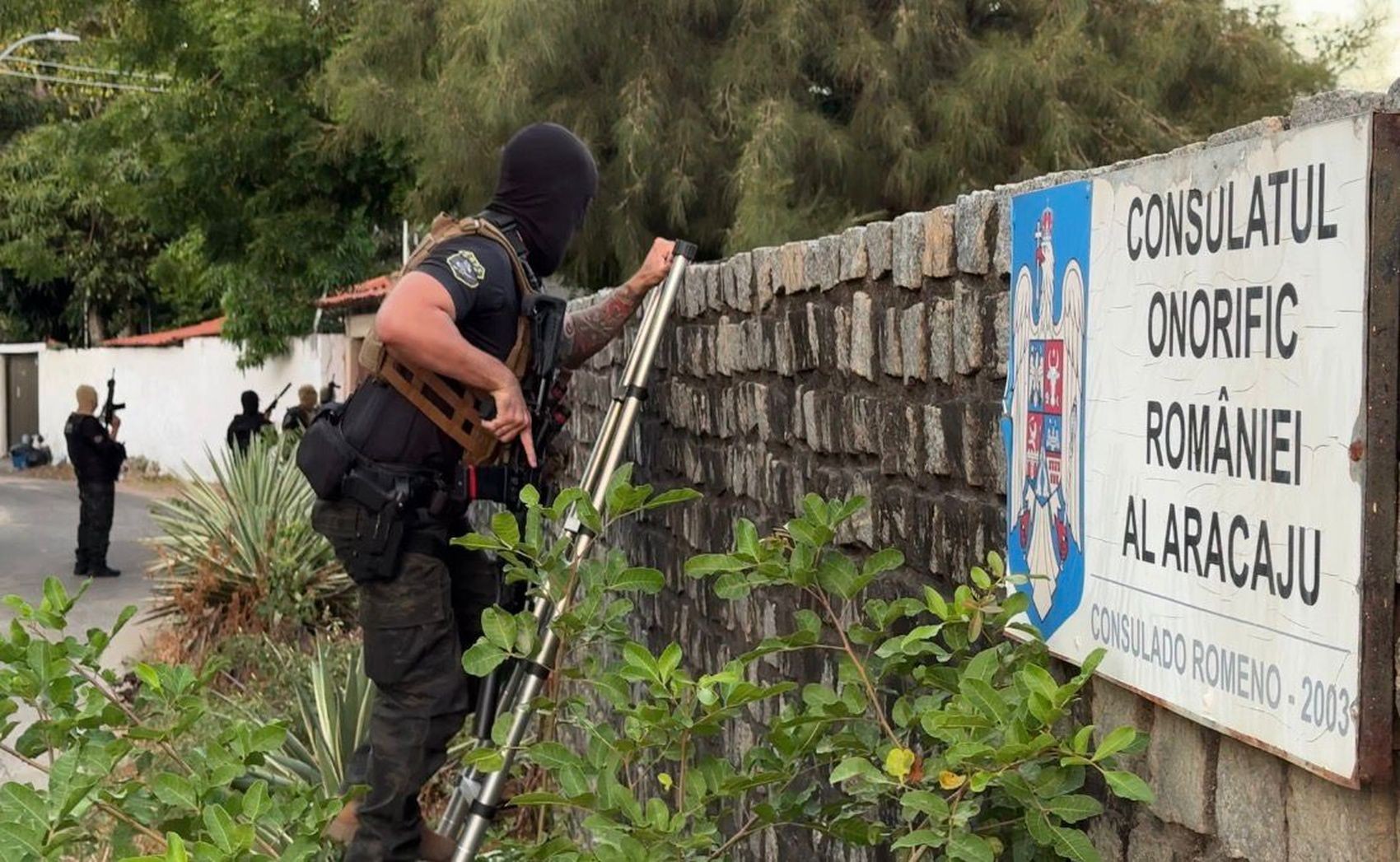 Operação apreende armas em casa de idoso que se passava por cônsul em Aracaju