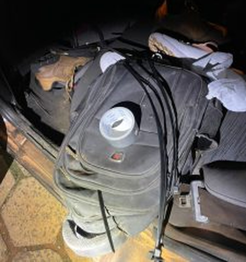 Objetos apreendidos com os suspeitos, que seriam usados para os roubos. — Foto: Divulgação