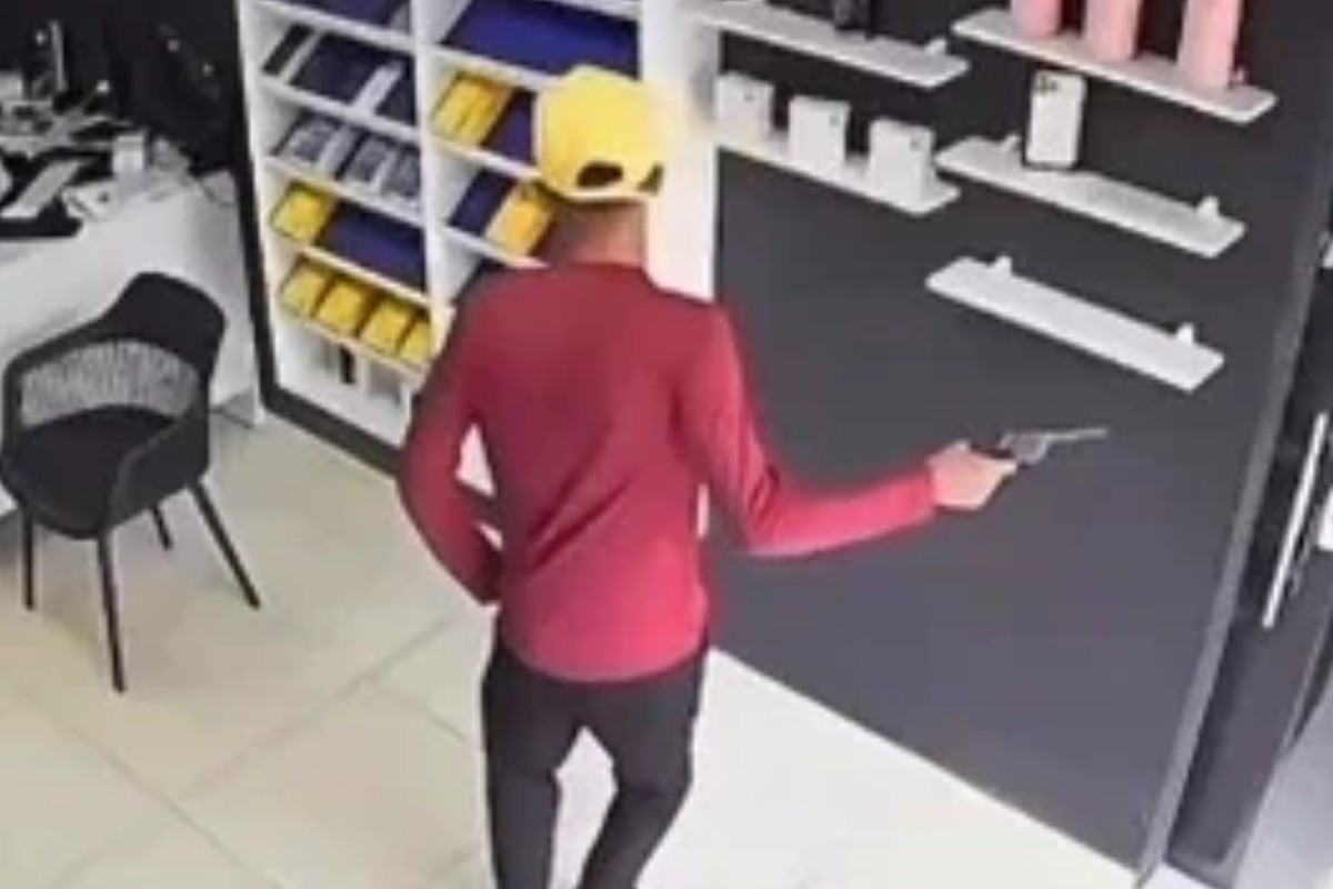 Homem armado rende vítimas e rouba 5 celulares em loja de Santa Inês; VÍDEO