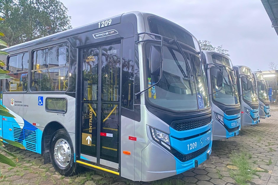 Colisão entre ônibus do transporte público e máquina escavadeira deixa três feridos em São José dos Campos