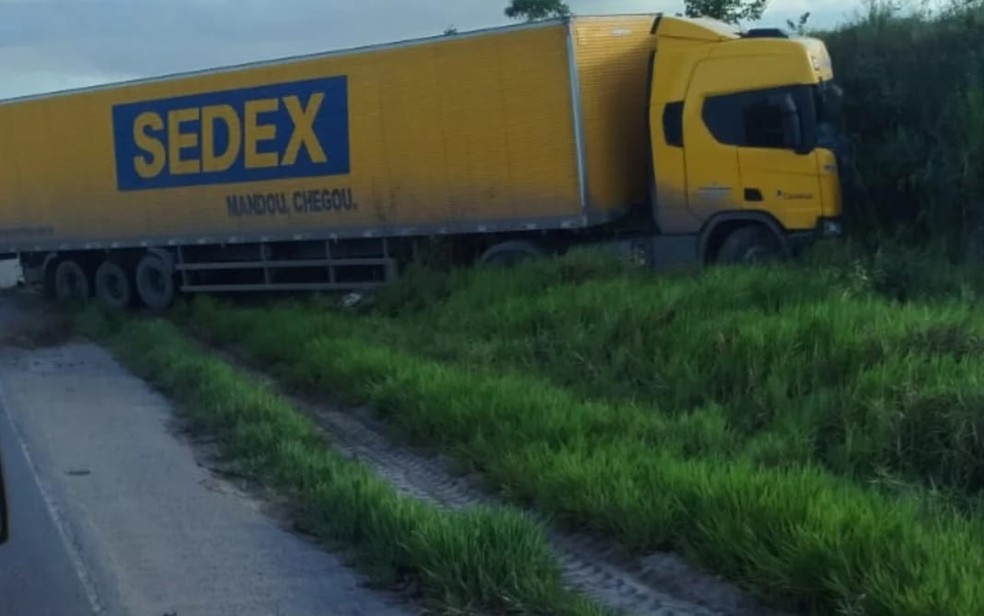 Homem morre e três pessoas ficam feridas após batida entre caminhão e carro na BR-101 — Foto: Redes Sociais