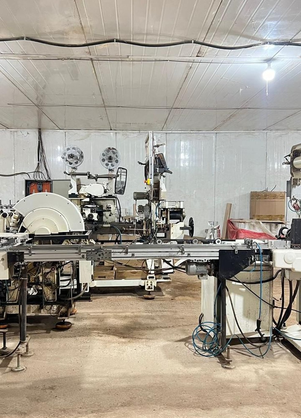 Maquinário encontrado em galpão — Foto: Divulgação