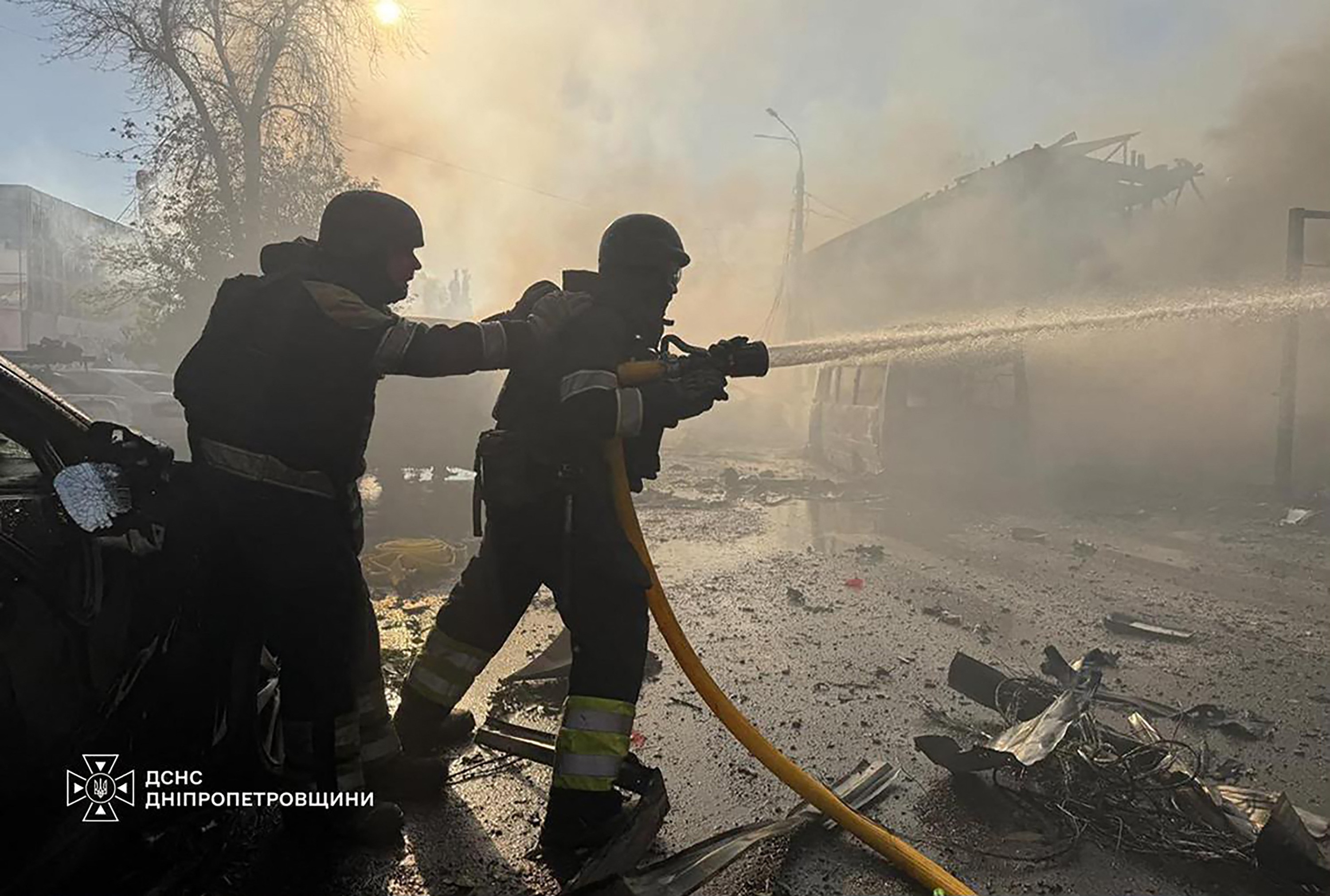Rússia bombardeia shopping na Ucrânia e deixa mortos e feridos