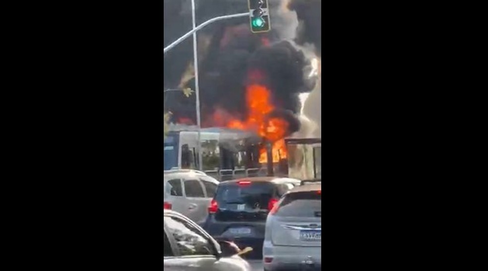 Imagem mostra ônibus em chamas após queda de avião em avenida de SP — Foto: Reprodução/ TV Globo
