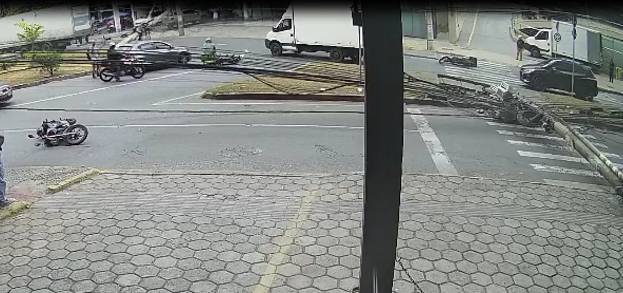 Caminhão arrasta fios e derruba três postes em BH; VÍDEO