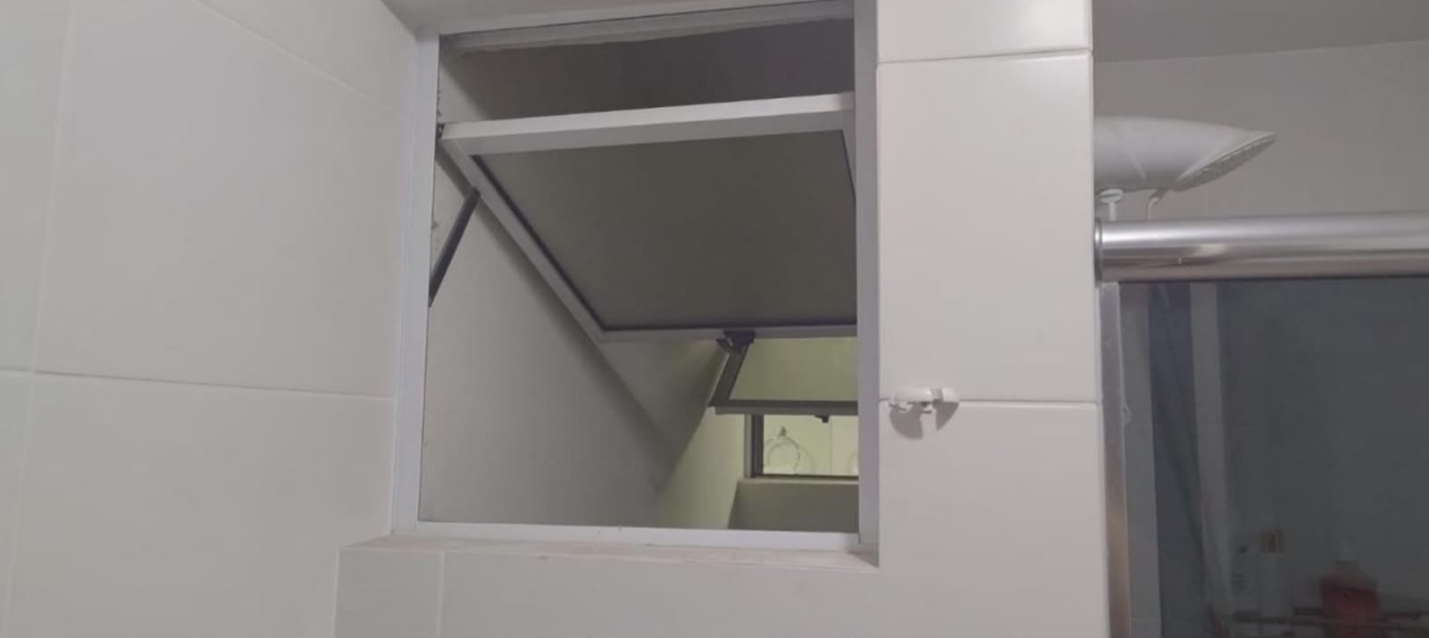 Mulher morre depois de cair do 7º andar no fosso de prédio e suspeito é preso em banheiro trancado em SC