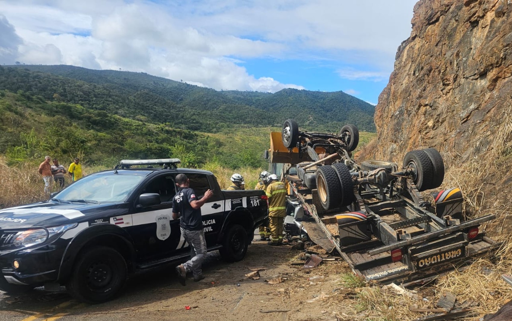 Motorista e passageiro morrem após caminhão que levava cavalos tombar em rodovia na Bahia