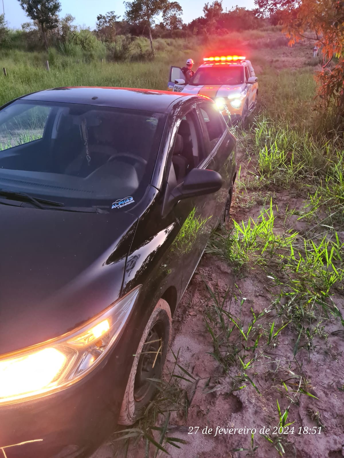 Motorista com cocaína joga carro contra policiais e tenta fugir de abordagem com pneu furado em MG
