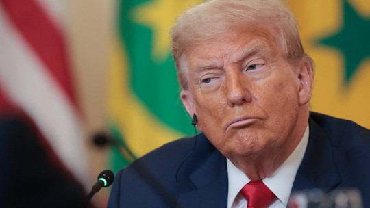 Brasileiros 'invadem' perfil de Trump e dominam comentários: 'Deixe o Brasil em paz - Em resposta ao 'ataque' sofrido na sua página, o presidente americano restringiu os comentários em suas postagens