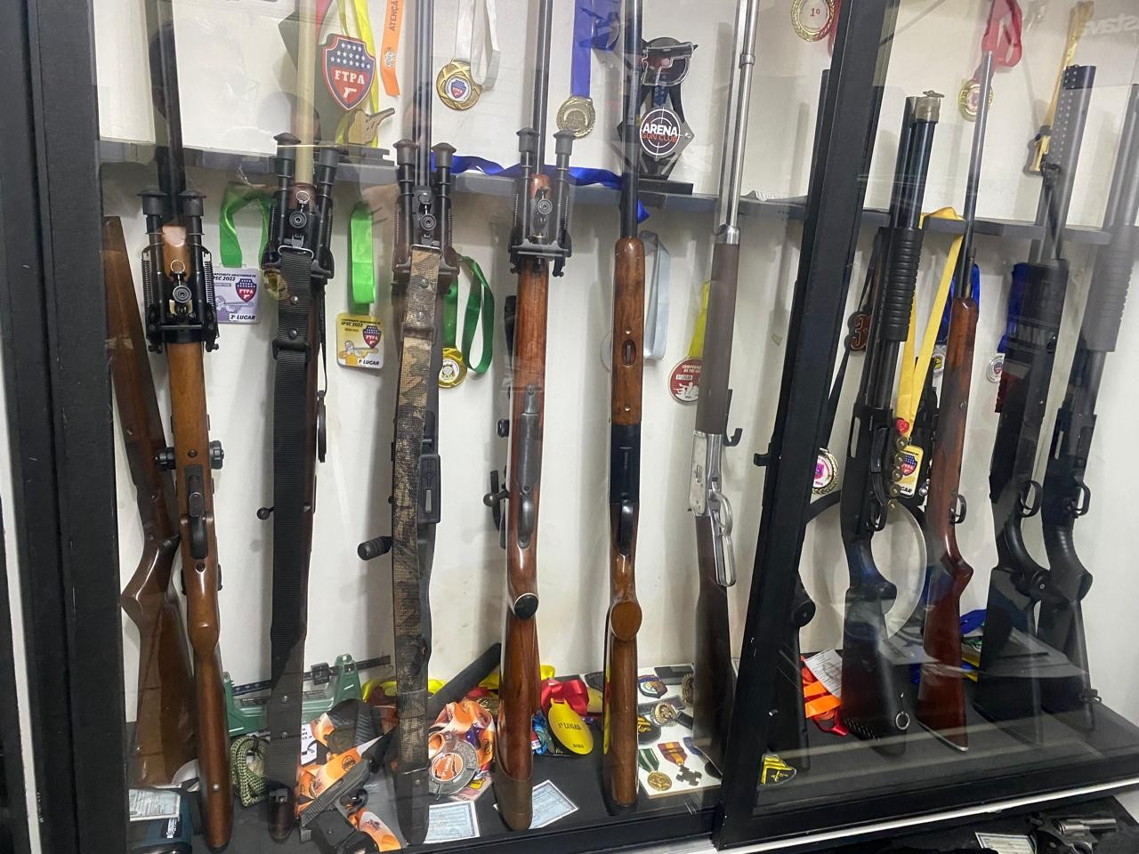 Sargento da PM preso por suspeita de mandar matar músico tinha mais de 20 armas em casa em Manaus