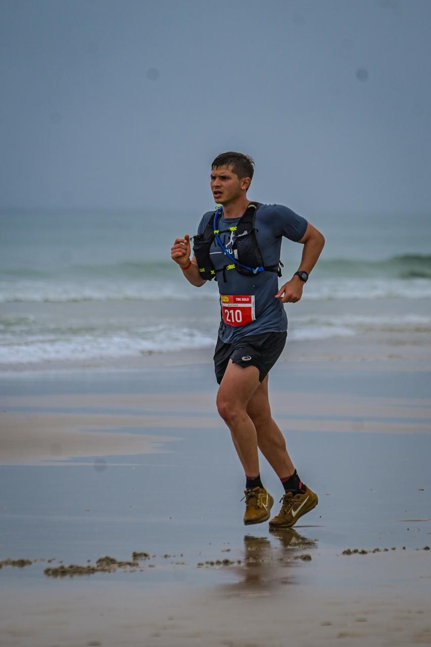 Ultramaratonista viraliza ao fugir de congestionamento e correr 24 km até Bertioga: ‘Se eu for correndo, eu chego mais rápido’