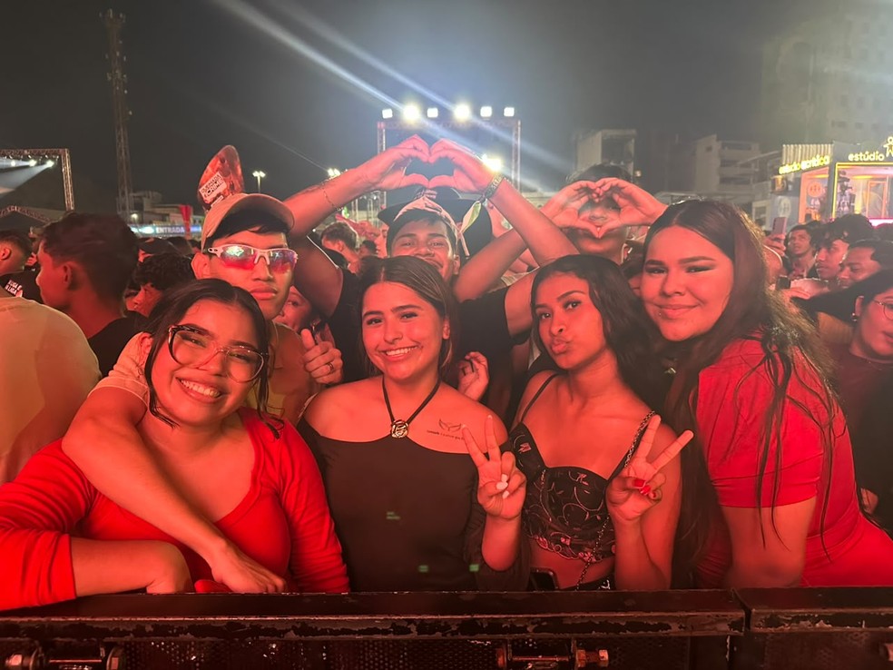 Estudante Isabele Silva, de 19 anos, foi ao festival Sou Manaus 2026 acompanhada de amigos. — Foto: Patrick Marques/g1 AM