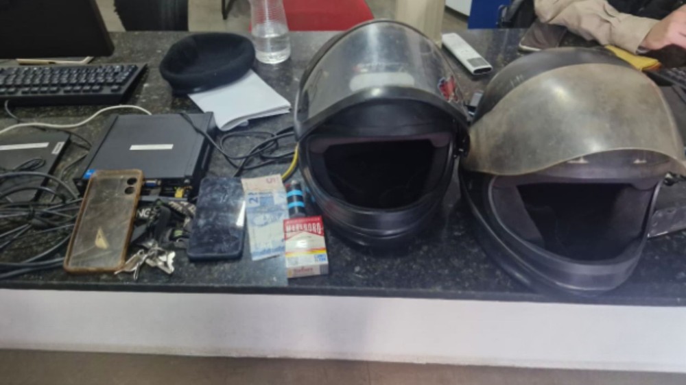 Motociclista freia bruscamente ao ver viatura e é preso com placa artesanal de PVC e fita adesiva, em Uberlândia