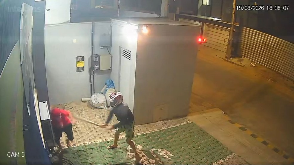 Adolescente é agredido com pedaço de madeira após bola bater em portão de casa na Bahia — Foto: Reprodução/TV Bahia