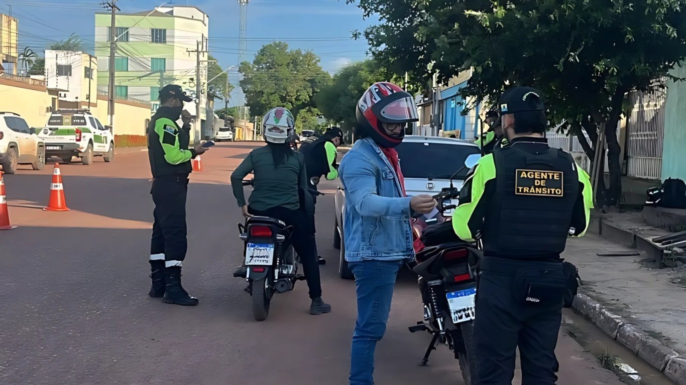 SMT realiza blitz educativa e de fiscalização na 'Operação Férias Seguras' em Santarém