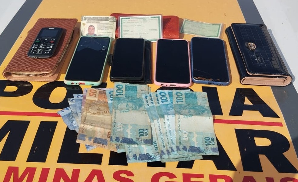 Celulares furtados, dinheiro e documentos em nome de terceiros foram apreendidos com a dupla  — Foto: PMRv/Divulgação