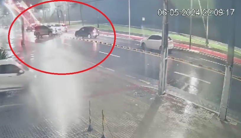 VÍDEO: Motorista de BMW é presa após invadir contramão, bater em dois carros e em poste em Maceió
