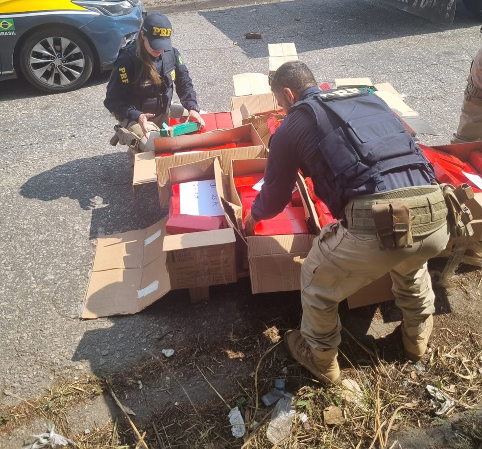 Droga estava escondida em caixas de papelão, na carroceria do caminhão — Foto: PRF/Divulgação