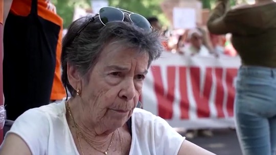 Após protestos, idosa despejada na Espanha recebe oferta para voltar para casa