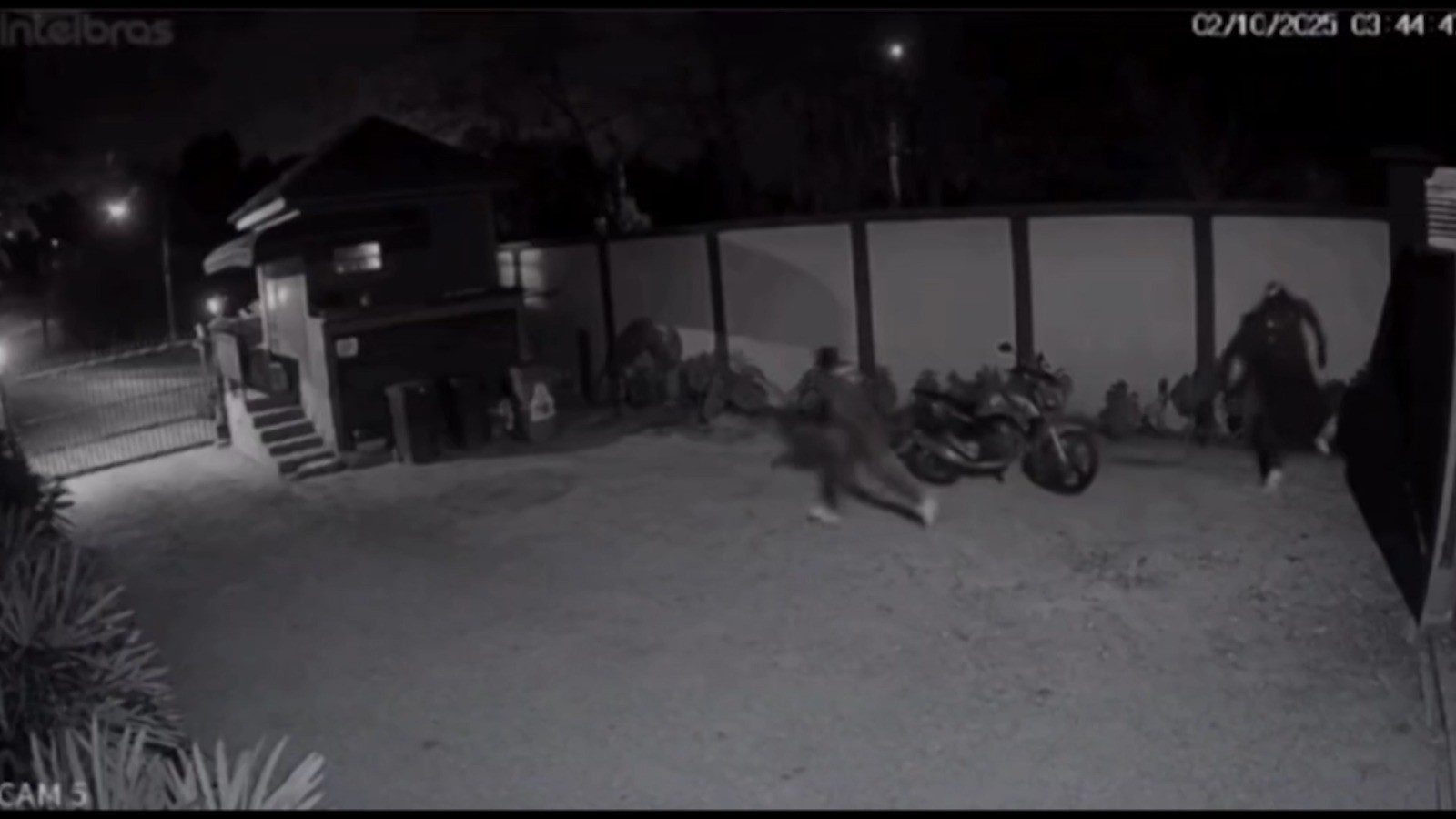 
Polícia faz buscas contra suspeitos de invasão e roubo em condomínio de luxo de São José
