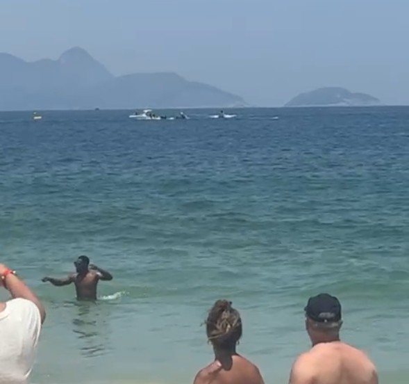 Ultraleve cai no mar em Copacabana